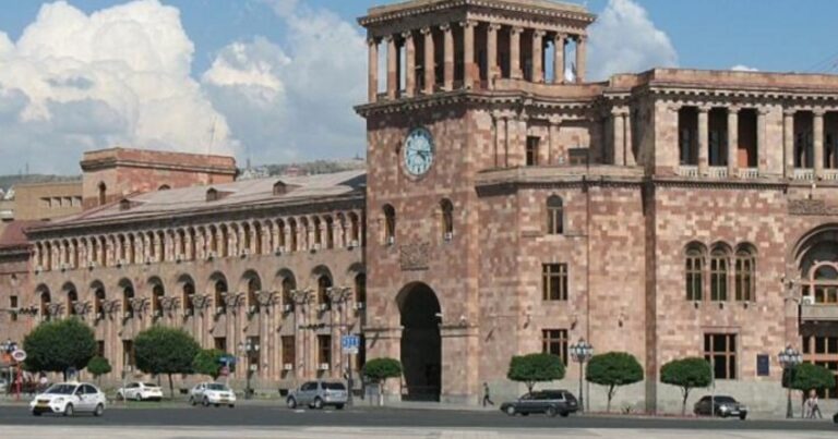 Противники Пашиняна провели акцию протеста у здания правительства в Ереване