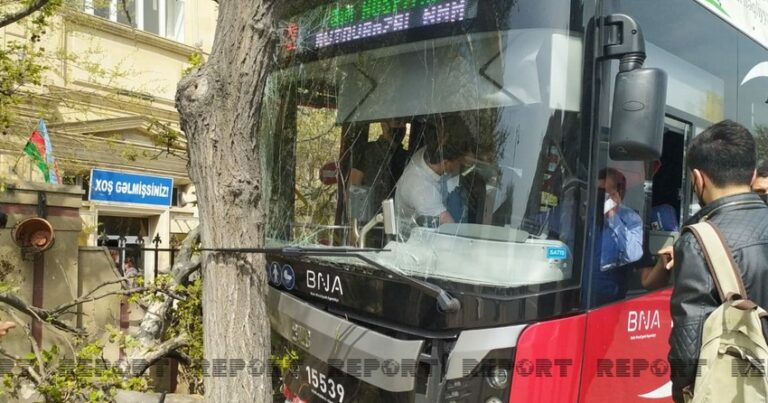 Автобус BakuBus врезался в дерево, есть пострадавшие