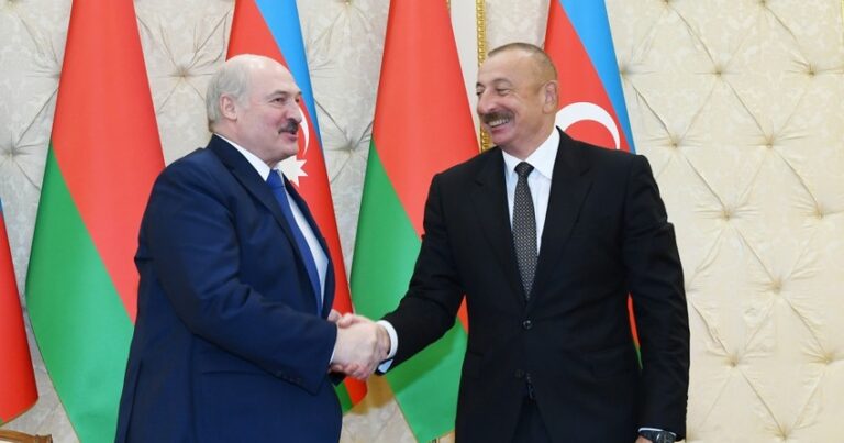 Лидер Беларуси: Мы готовы поделиться вакциной с Азербайджаном