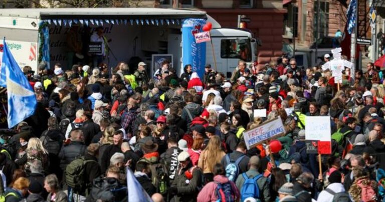 Около 10 тыс. человек приняли участие в акции протеста в Штутгарте