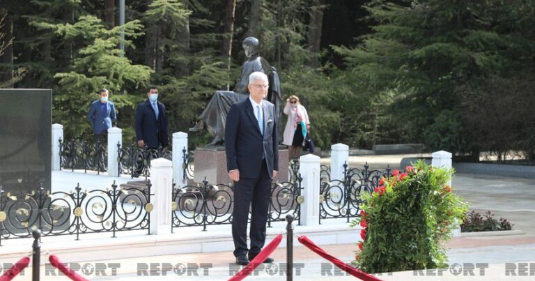 Председатель Генассамблеи ООН посетил Аллею почетного захоронения