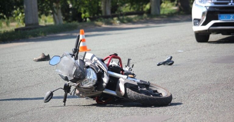 В Баку мотоцикл столкнулся с автомобилем, есть пострадавший