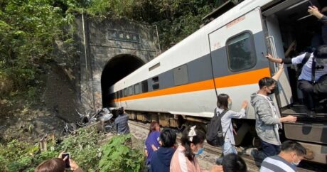 В результате крушения поезда в Тайване погибло 40 человек