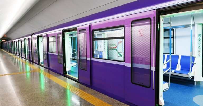 В Баку возобновило работу метро
