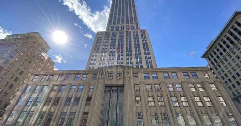 Самое высотное здание Нью-Йорк отмечает юбилей