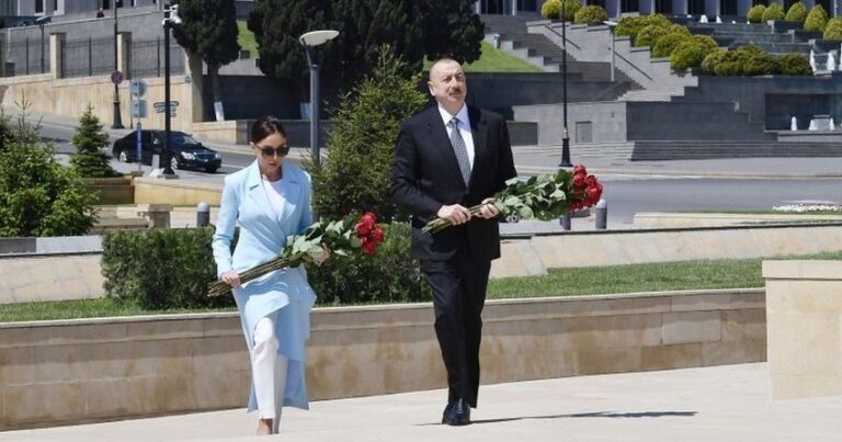 Ильхам Алиев и Мехрибан Алиева посетили могилу Ази Асланова