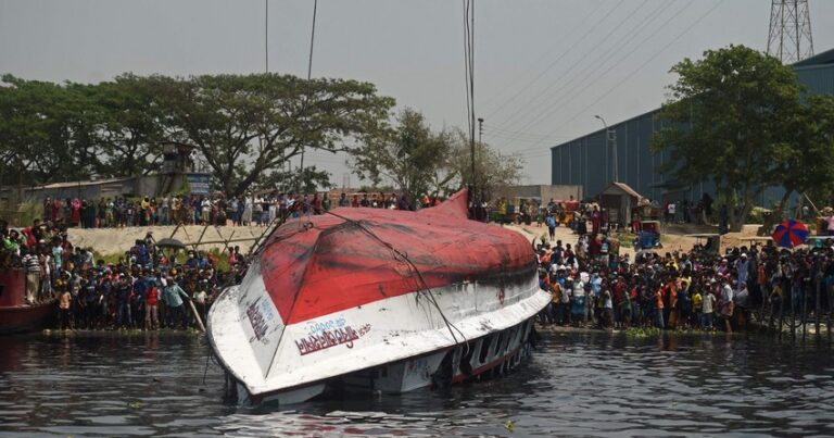 В Бангладеше десятки человек погибли при столкновении лодки с баржей