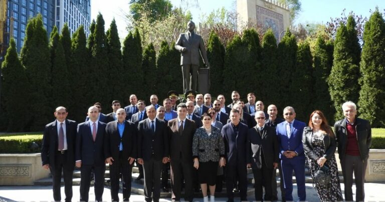 В Киеве посетили памятник Гейдару Алиеву