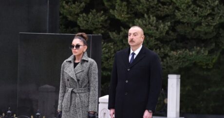 Президент Ильхам Алиев и Первая леди Мехрибан Алиева посетили могилу великого лидера Гейдара Алиева