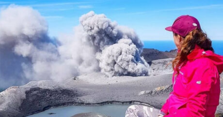 Вулкан Эбеко выбросил столб пепла на высоту три километра