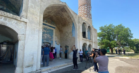 Зарубежные блогеры посетили Агдамскую мечеть — ФОТО