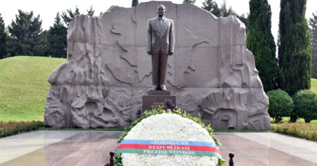 Дипломаты стран СНГ посетили могилу Гейдара Алиева