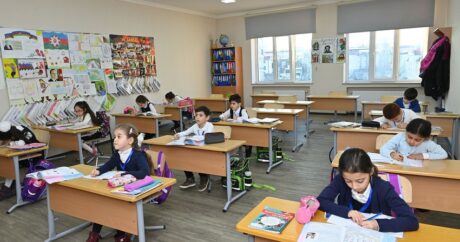 В Азербайджане ученики возвращаются за школьные парты