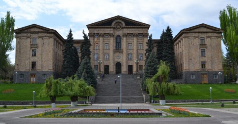 Сегодня в Армении могут распустить парламент