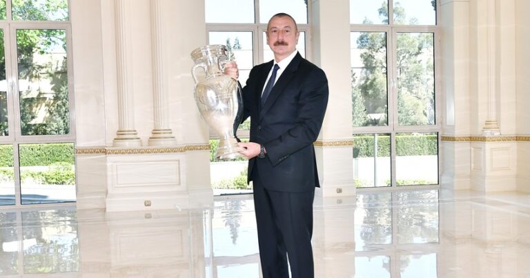 Президенту Ильхаму Алиеву передан кубок ЕВРО-2020