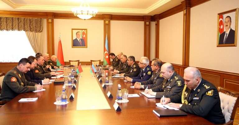 В Баку состоялась встреча министров обороны Азербайджана и Беларуси