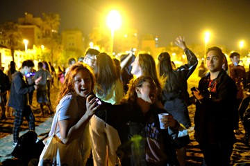 Испанцы отметили первую ночь без локдауна танцами на улице