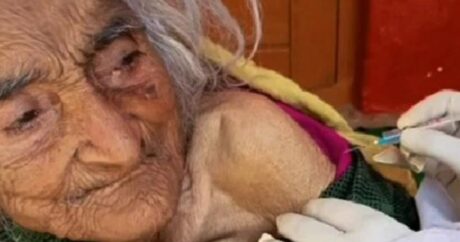 Старейшую женщину в мире обнаружили во время вакцинации от COVID-19