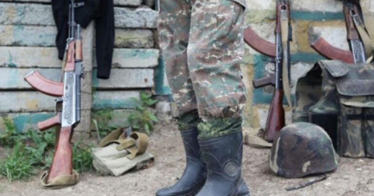 Командир в армянской армии избил молодого офицера