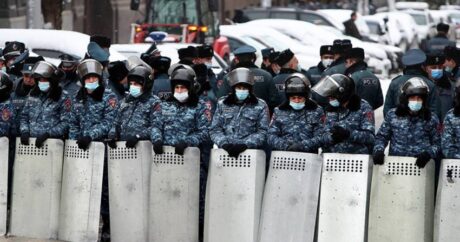 Полиция Армении начала задержания протестующих перед зданием Кабмина
