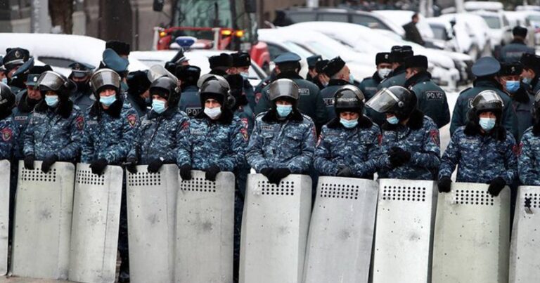 Полиция Армении начала задержания протестующих перед зданием Кабмина