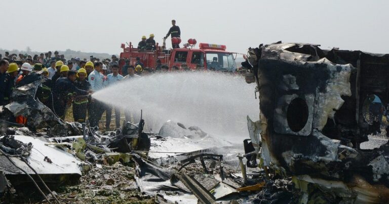 При крушении военного самолета в Мьянме погибли 12 человек