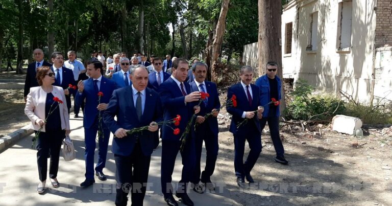 Генпрокуроры Азербайджана и Турции посетили в Гяндже место ракетного обстрела