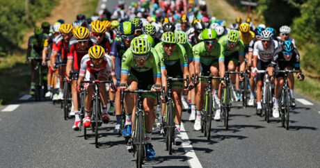 Полиция начала розыск виновницы завала на гонке «Тур де Франс»