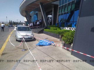 Мужчина выпал из окна одного из бизнес-центров Баку