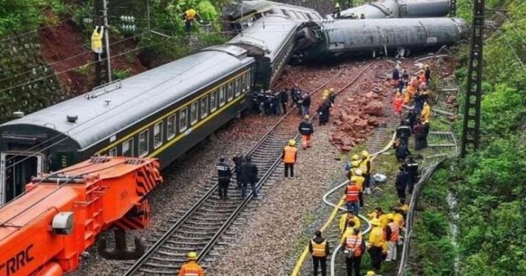 В Китае поезд насмерть сбил девять человек