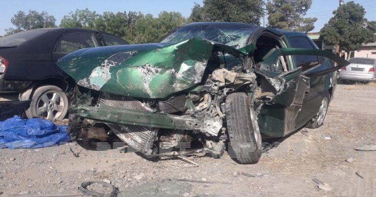В Кюрдамире автомобиль врезался в бетонное ограждение, есть пострадавшие