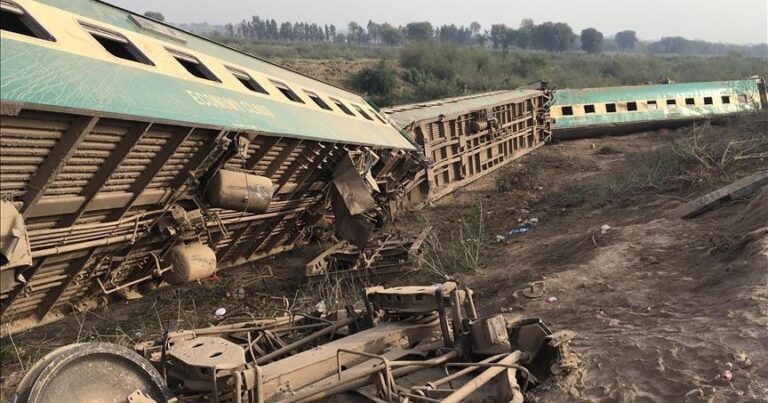 В Пакистане число погибших при столкновении поездов достигло 50