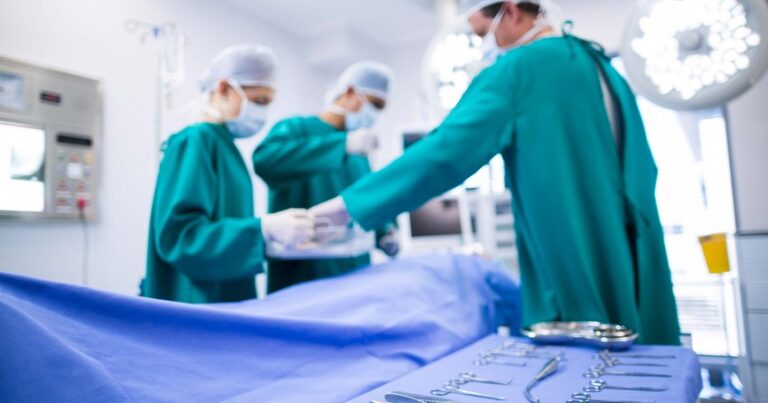 В бакинской больнице мужчина умер на операционном столе