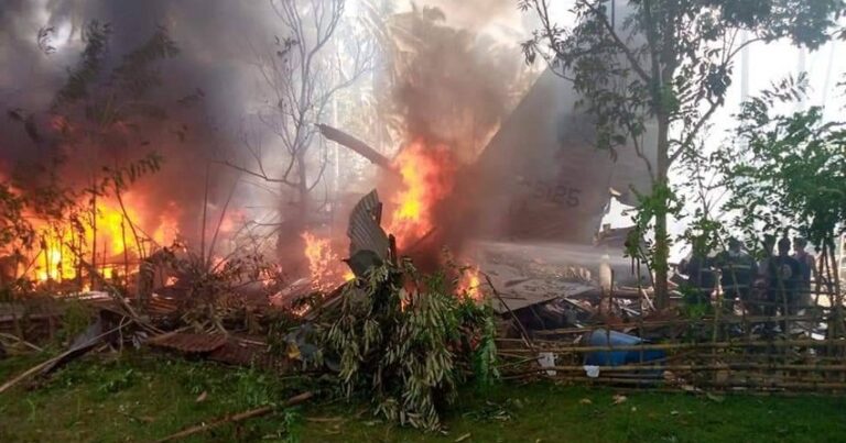 В Филиппинах разбился военный самолет с 85 людьми на борту