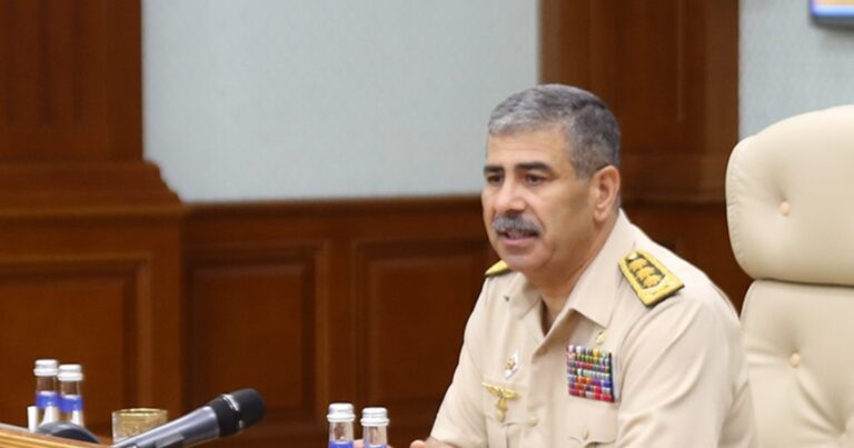Министр обороны Азербайджана провел служебное совещание