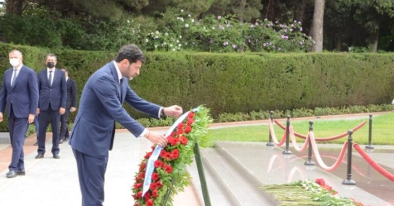 Мэр Тбилиси посетил Аллею почетного захоронения