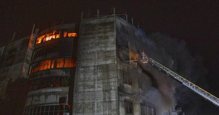 При пожаре на заводе в Бангладеш погибли 53 человека
