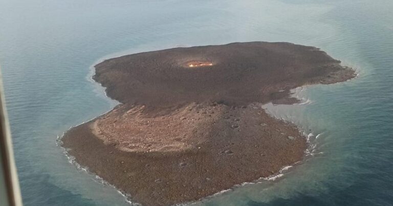 МЧС распространило кадры извержения вулкана на Каспии