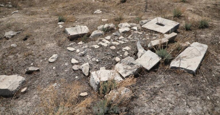 Зарубежные журналисты побывали на разрушенном армянами кладбище в Джебраиле
