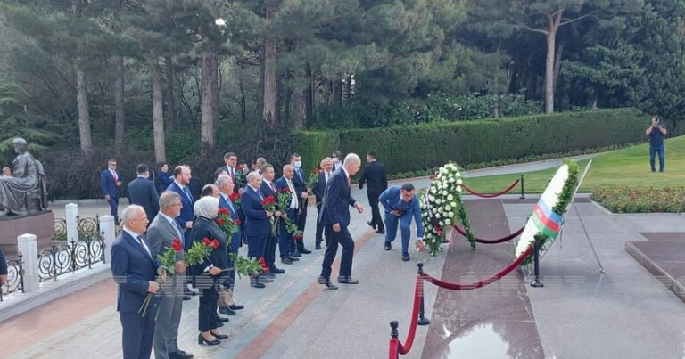 Делегация правящей партии Турции посетила Аллею почетного захоронения