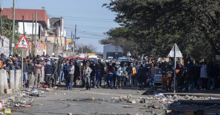 В ЮАР из-за беспорядков погибли 212 человек