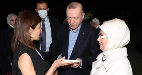 Глава МФТКН подарилa книгу Президенту Турции