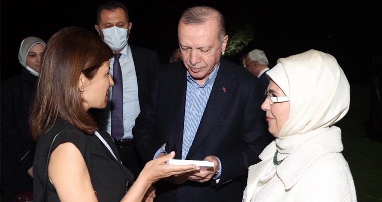 Глава МФТКН подарилa книгу Президенту Турции