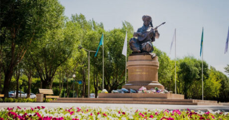 Памятник Дине Нурпеисовой открыли в Нур-Султане