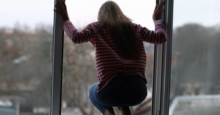 В Баку 19-летняя девушка бросилась с 10-го этажа