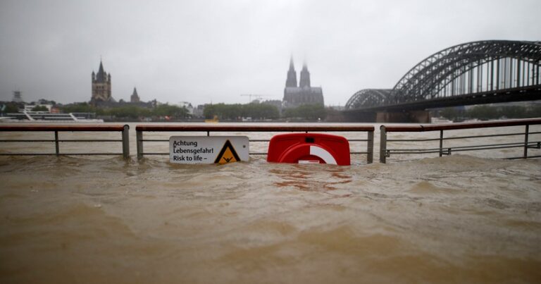 Число жертв наводнения в Германии возросло до 42