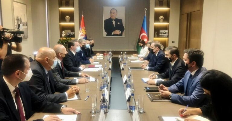 Началась встреча глав МИД Азербайджана и Сербии в расширенном составе