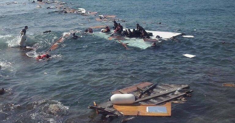 У берегов Италии затонула лодка с десятками мигрантов