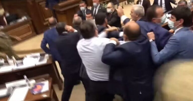 В парламенте Армении произошла драка между депутатами