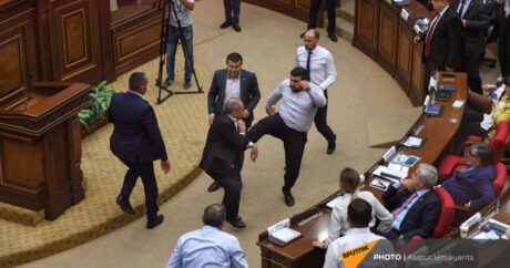 После драки в парламенте Армении госпитализировали депутата